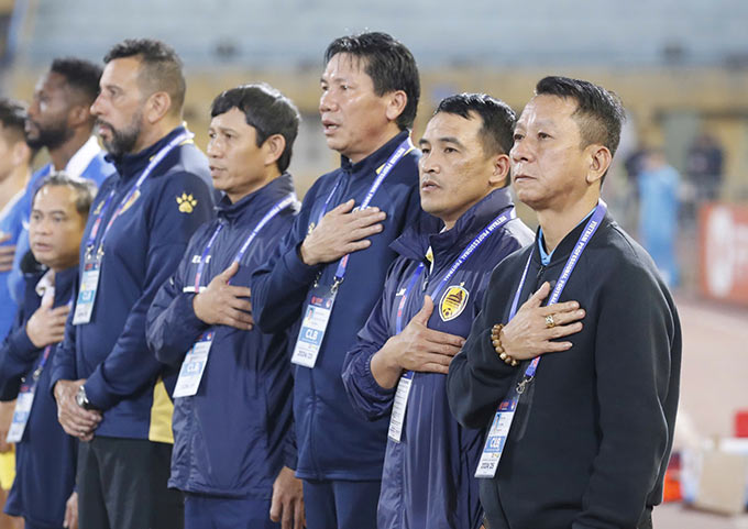 HLV Văn Sỹ Sơn hiểu nhầm trọng tài ở tình huống dẫn đến bàn thua thứ 4 - Ảnh: Minh Tuấn
