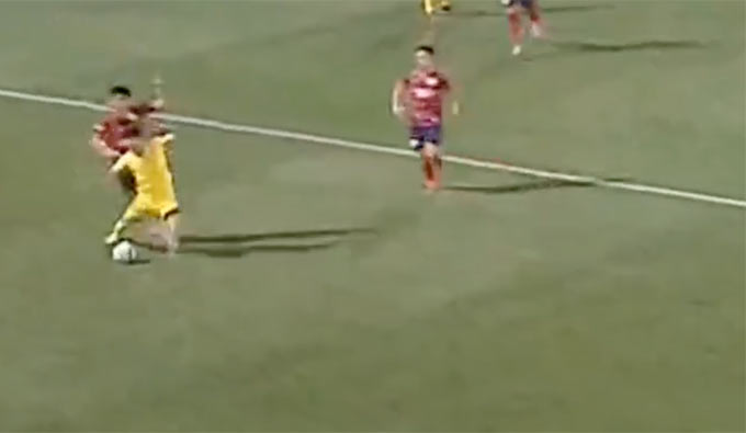 Cầu thủ CAHN không phạm lỗi với hậu vệ Quảng Nam