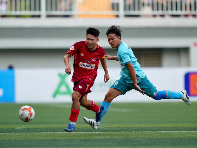 Trận mở màn giữa ĐH Tôn Đức Thắng (áo đỏ) và ĐH Trà Vinh. Ảnh: ĐL