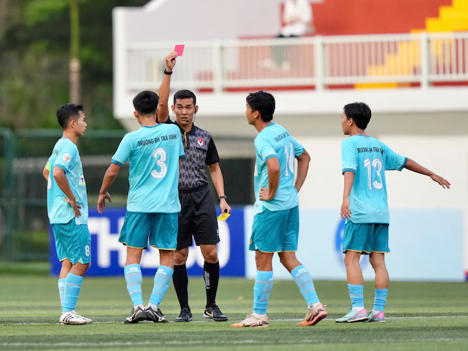 Cầu thủ của ĐH Trà Vinh phải nhận thẻ đỏ. Ảnh: ĐL