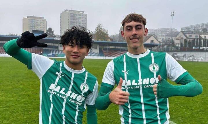 Alex Bùi (trái) nhận được nhiều kì vọng.