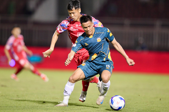 HAGL đã ở rất gần tấm vé trụ hạng V.League. Ảnh: Minh Tuấn