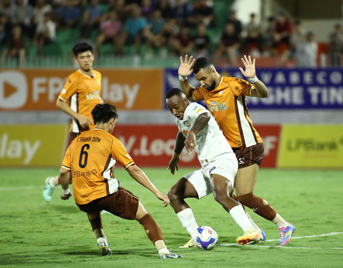 HAGL (phải) sẽ tiếp đón SHB.ĐN ở vòng 24