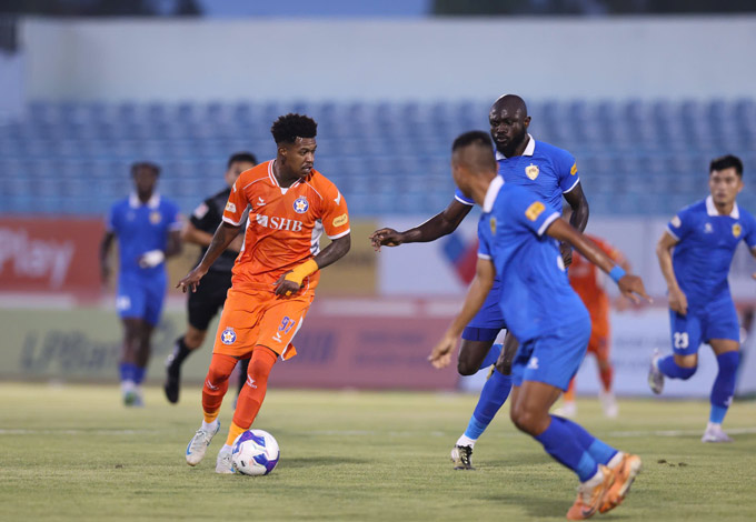Quảng Nam (phải) đã thua SHB.ĐN trong trận cầu đáng chú ý. Ảnh: Sông Hàn