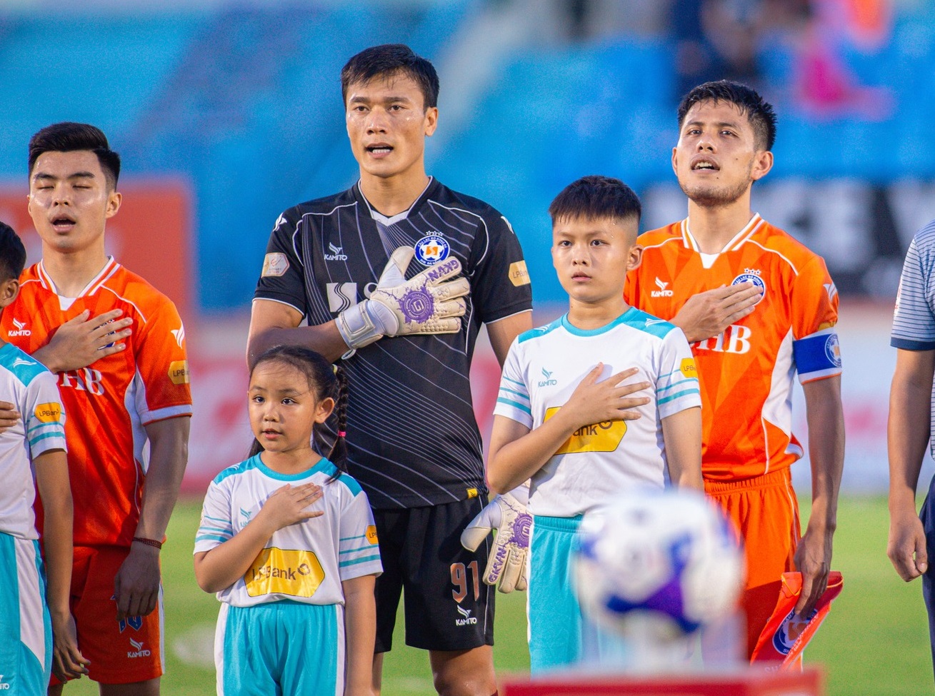 SLNA, TP HCM trụ hạng 1