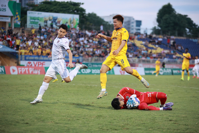 Thủ môn Văn Việt chính là người hùng của SLNA. Ảnh: Đức Cường