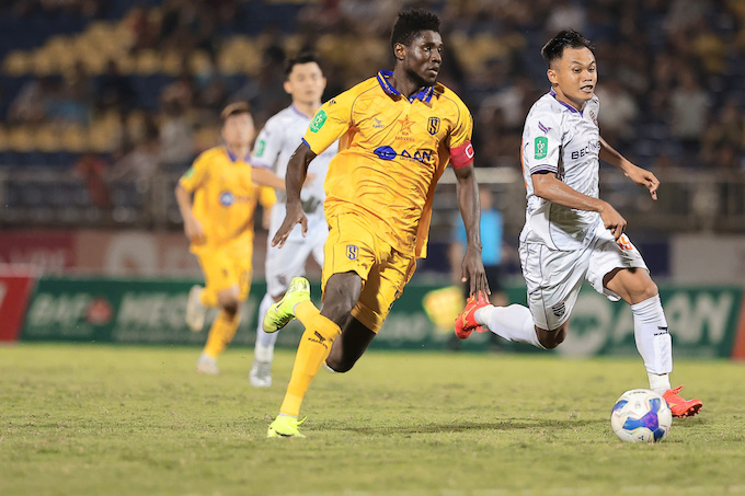 Trận đấu diễn ra rất quyết liệt với màn rượt đuổi tỷ số của cả hai. Ảnh: Đức Cường