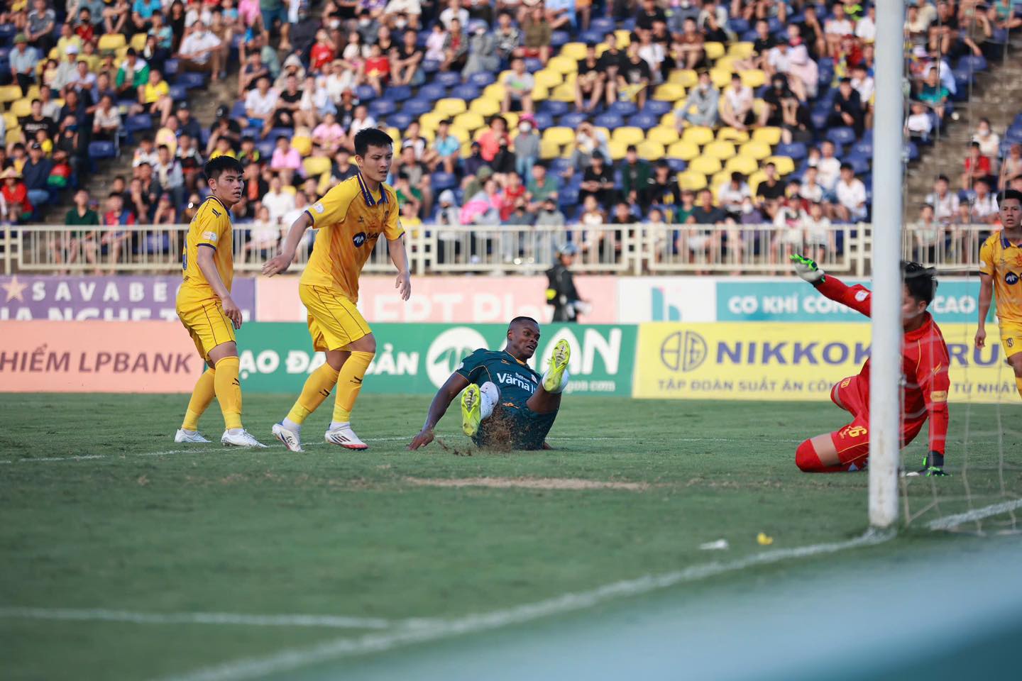 HAGL de thua nguoc SLNA o vong 25 V